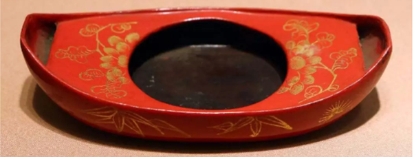 Une image contenant rouge, intérieur, bol, poterie  Description générée automatiquement